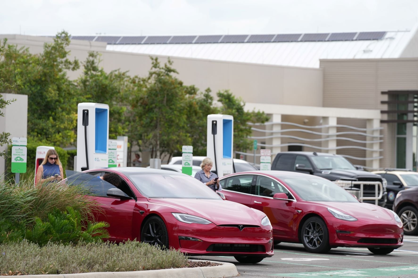 multiple red cars using a novaCHARGE charging station